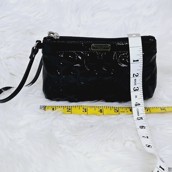 Coach black patent leather wristlet - Picture 4 of 15
